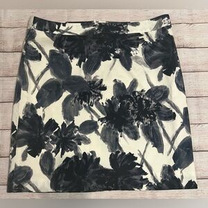 NWT - Van Heusen Studios Floral Skirt Gray Scale Size 16 Pencil